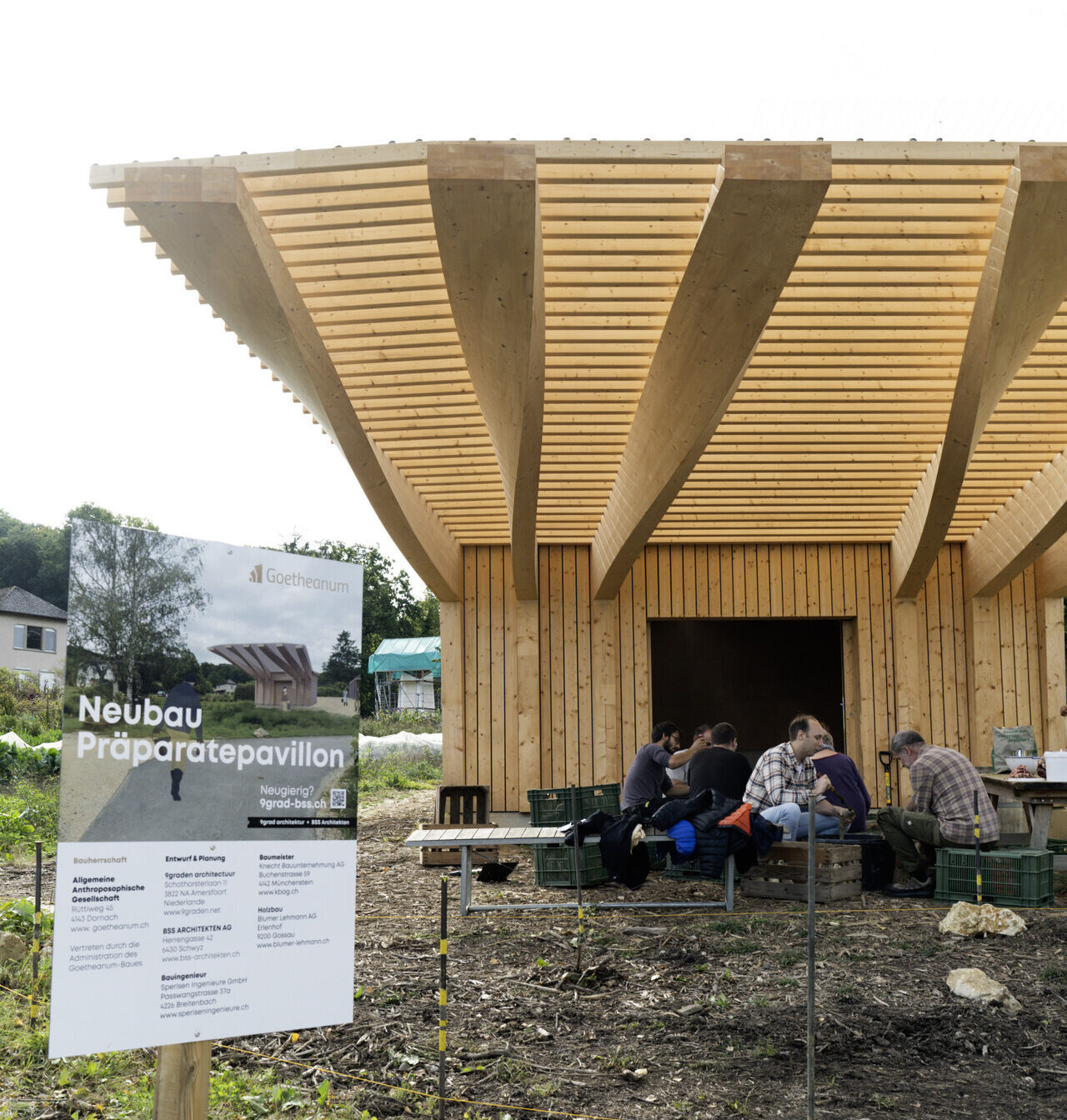 Präparate-Pavillon und Bienenskulptur